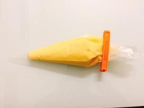 将冷藏好的面糊装入裱花袋中