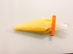 将冷藏好的面糊装入裱花袋中