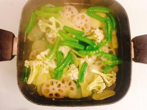 把菜花、荷兰豆、土豆片、莲藕放入锅内加水，水开后煮3-4分钟，煮至8成熟，捞出沥干水份备用