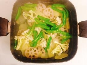 把菜花、荷兰豆、土豆片、莲藕放入锅内加水，水开后煮3-4分钟，煮至8成熟，捞出沥干水份备用
