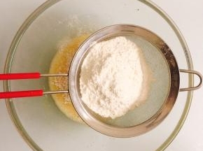 将低筋面粉和泡打粉过筛后，用硅胶刀翻拌均匀至无颗粒状