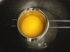 黄油隔水融化成液态，放凉备用