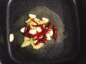 锅中倒入适量油，下葱姜、干辣椒爆出香味