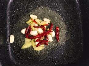 锅中倒入适量油，下葱姜、干辣椒爆出香味