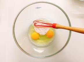 两个全蛋中加入细砂糖，用手动打蛋器搅拌均匀