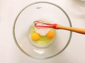 两个全蛋中加入细砂糖，用手动打蛋器搅拌均匀