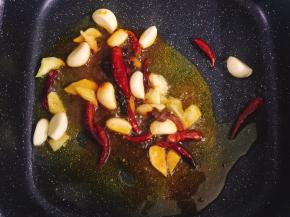 倒入麻辣香锅调味料，转中火，炒至调理融化