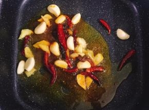 倒入麻辣香锅调味料，转中火，炒至调理融化