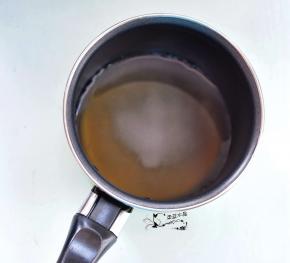 将糖、水、麦芽糖小火加热，直至翻腾起泡，一直搅拌至糖浆粘稠。