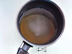 将糖、水、麦芽糖小火加热，直至翻腾起泡，一直搅拌至糖浆粘稠。