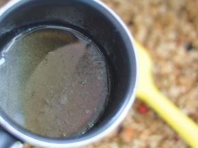 将糖浆缓慢倒在麦片上，边倒边用刮刀翻拌一下，让麦片裹上糖浆，直到所有角落的麦片也蘸上糖浆。