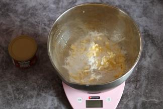 将石磨面粉、泡打粉混合过筛。