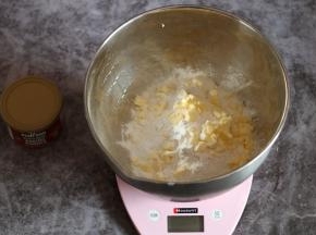 将石磨面粉、泡打粉混合过筛。