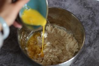 加入全蛋液，将面团大致捏成团。