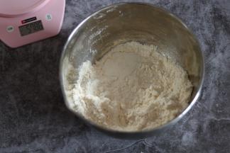 加入牛奶，用手适当揉捏