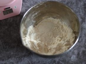 加入牛奶，用手适当揉捏