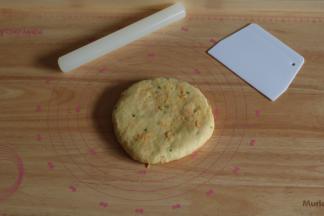 放至案板，用擀面杖擀成后约2cm的厚面团