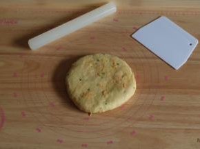 放至案板，用擀面杖擀成后约2cm的厚面团