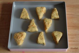 将分切好的司康面团均匀排入烤盘，刷上全蛋液