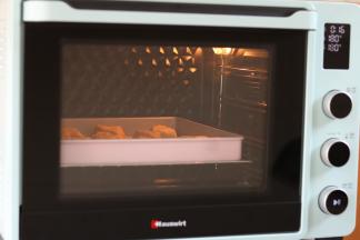 烤箱预热至180℃，中层烘烤约20分钟，取出烤盘直接晾凉。