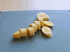 香蕉去皮切小块。