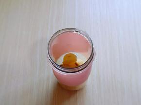 将切好的香蕉与提子放入果汁杯中。