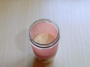 倒入酸奶。(牛奶的可以)