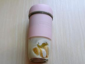 盖上果汁杯盖子。