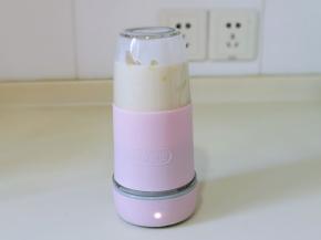 连按两下开关，将果汁杯倒扣在台面上即可。