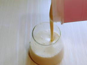 榨好的奶昔倒入杯中。