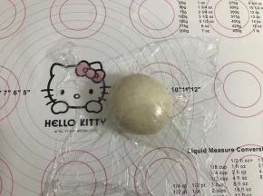 将除了肉酱以外的材料，放入揉匀成面团，盖上保鲜膜松弛30分钟。