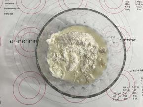 碗中，用筷子搅拌成絮状