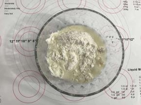 碗中，用筷子搅拌成絮状