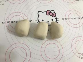 将面团平均分成3份。