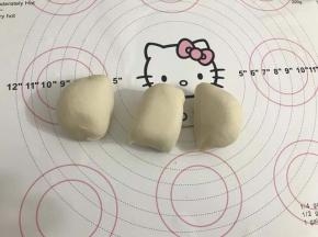 将面团平均分成3份。