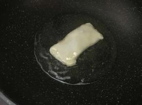 锅中加入适量食用油，待油温升至5分熟，将面饼放入，炸至两边金黄色即可。