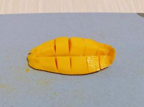 首先将芒果去核，在芒果肉上切方格。