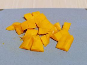 再把果肉切下来。