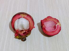 山竹去皮，将肉取出。