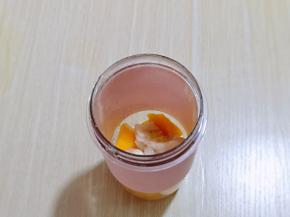 芒果与山竹放入果汁杯中。