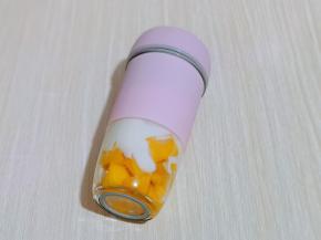 将果汁杯盖上盖子，拧紧。