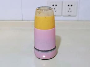 将果汁杯倒放在台面上，按启动键，打成奶昔即可。