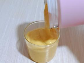 香浓的奶昔好了呦～倒入杯中。