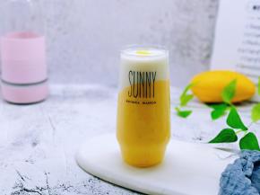 杯子下面是芒果奶昔，上面倒入酸奶。