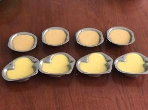 将冷藏蛋糕面糊倒入小蛋糕模具中。