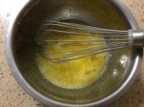 鸡蛋加糖打匀。