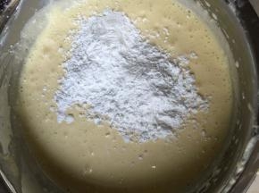 筛入低筋面粉和泡打粉，翻拌均匀。