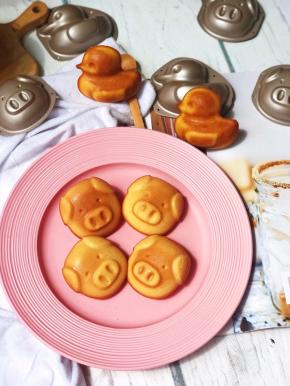 出炉倒扣即可脱模。可爱滴小猪猪。