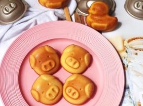 出炉倒扣即可脱模。可爱滴小猪猪。
