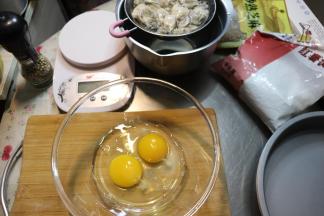 准备好全部食材，生蚝冲洗干净后沥水备用。